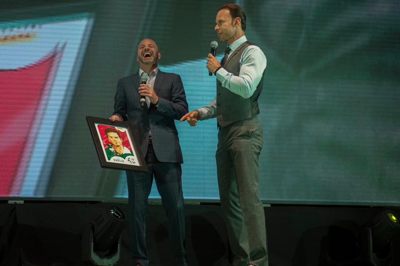 La fiebre del álbum del Mundial Panini tuvo su lanzamiento en México con la presencia de varias figuras históricas del 'Tri' y de personajes como la Parka y la mascota del Panini para darle colorido.