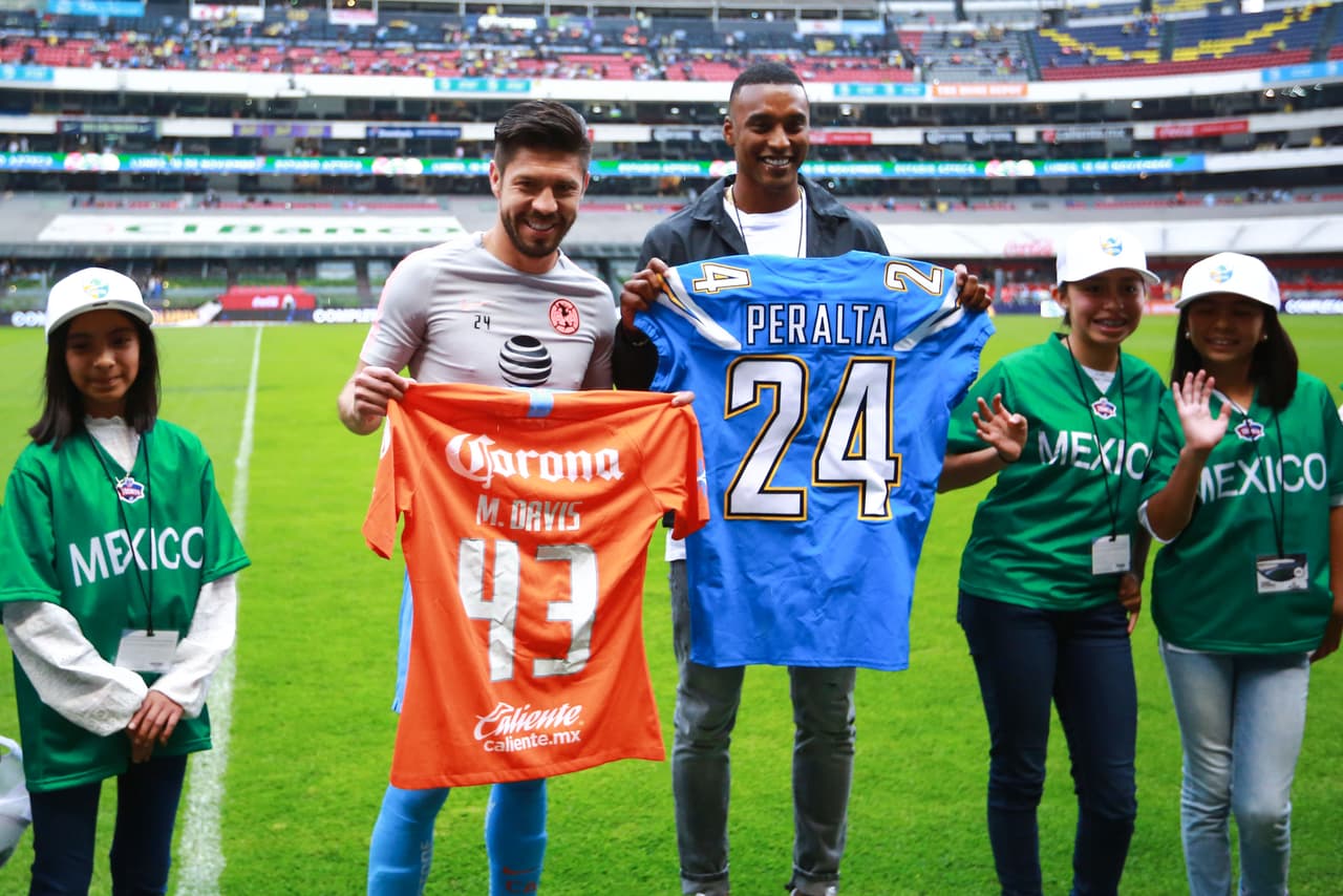 Michael Davis, cornerback de Los Angeles Chargers, confesó su gusto por América en su visita al estadio Azteca para promocionar el juego de NFL de su equipo contra los Kansas City Chiefs el 18 de noviembre en ese escenario.