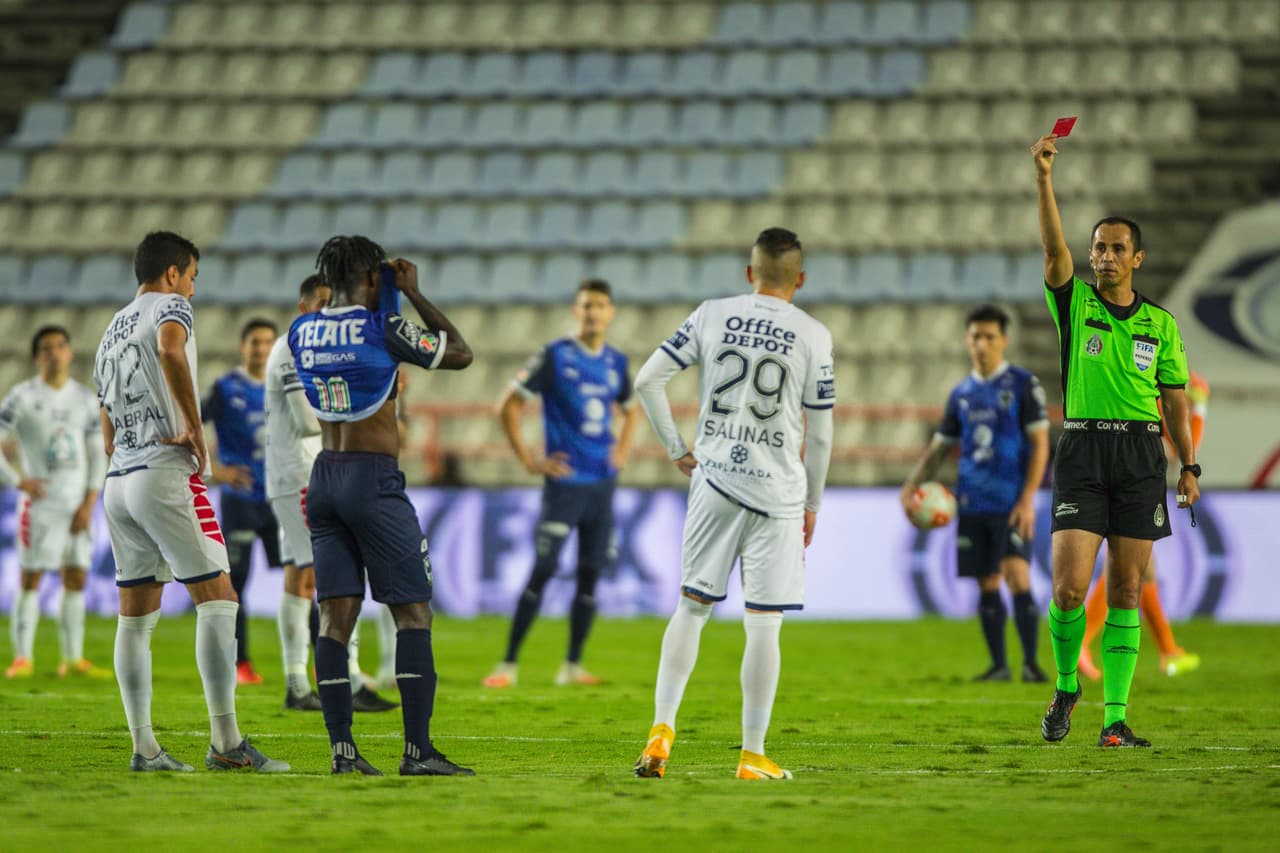 Rayados con suerte, le perdonaron la expulsión a Aké Loba