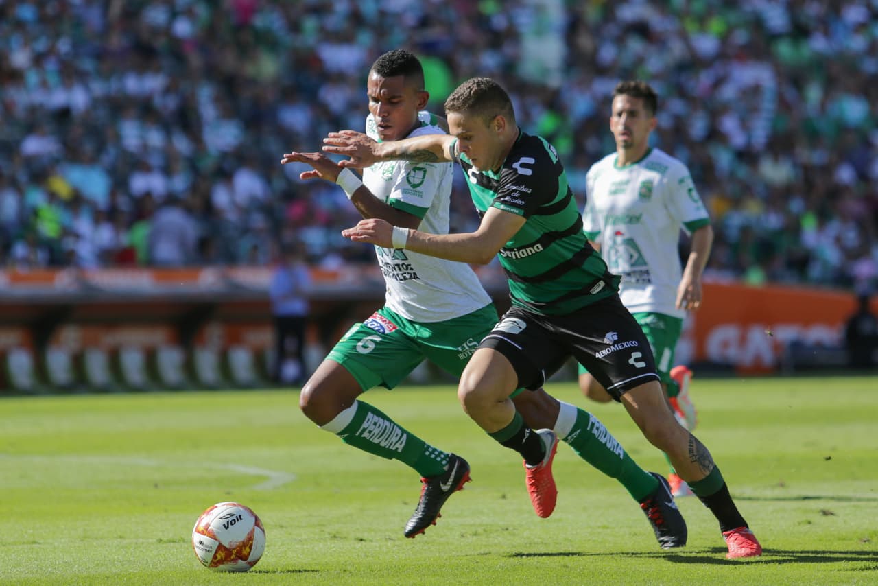 Es así como Santos Laguna, en su aniversario 35, jugó con tres diferentes combinaciones de uniforme ante León.
