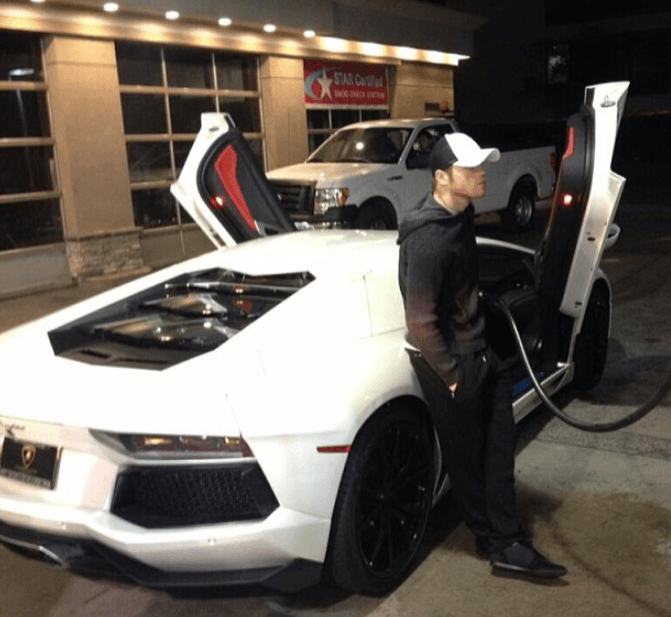 No podía faltar un Lamborghini Aventador cuyo valor supera los 400,000 dólares ¿Cómo presumes, no Saúl?