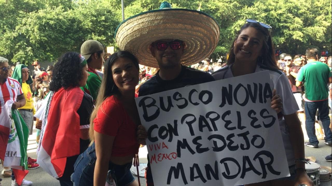 En las afueras del Bank of America Stadium los fanáticos mexicanos se alistan para el juego del Tri contra Martinica por el Grupo A de la Copa Oro.