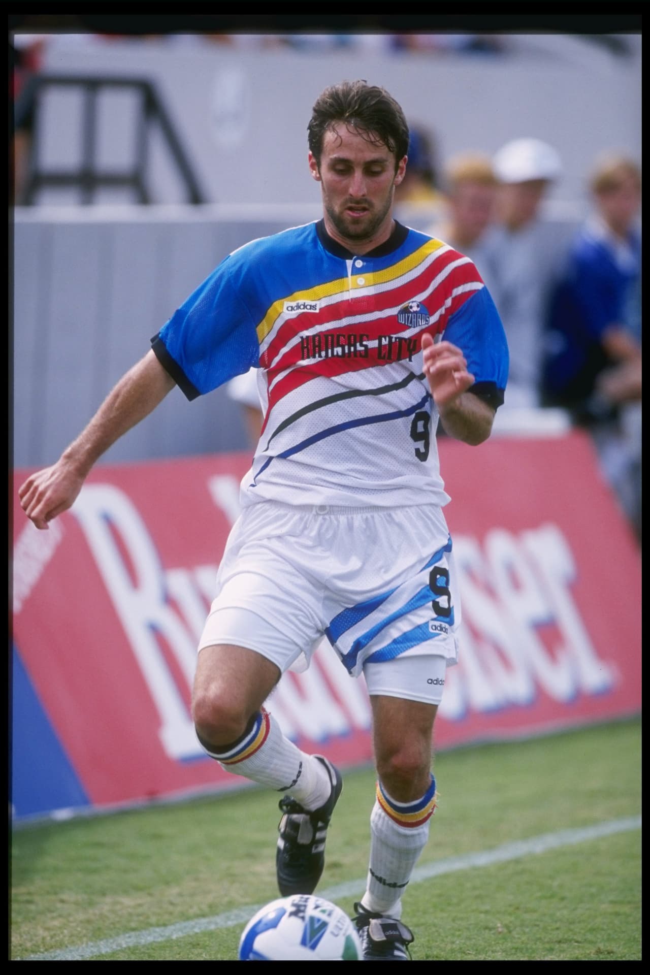 Seguramente uno de los uniformes más recordados en la MLS, el arco iris de Kansas City Wizards en 1998 combinó cualquier cantidad de colores para lograr este look.