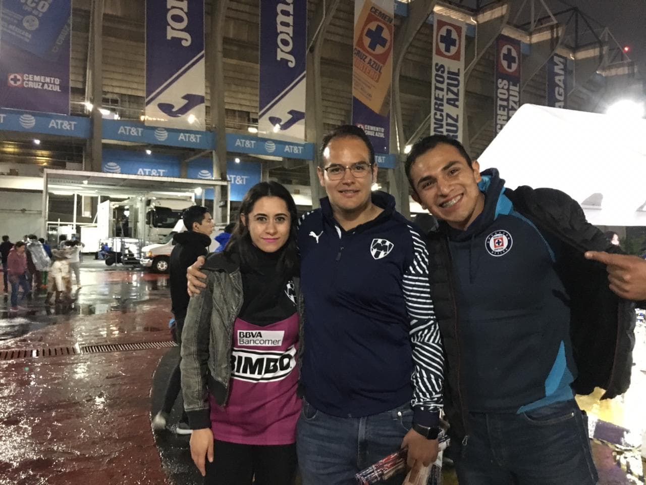 La lluvia no fue factor para que los aficionados faltaran a la cita de esta noche en el Estadio Azteca.