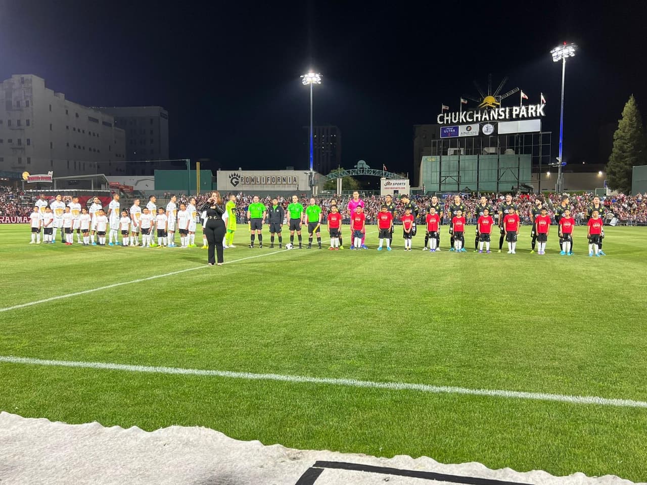 El juego se desarrolló con emoción y fue hasta el minuto 88’ que los Pumas lograron empatar en una jugada de contragolpe en la que Jose Navarro mandó el balón al fondo de la red.