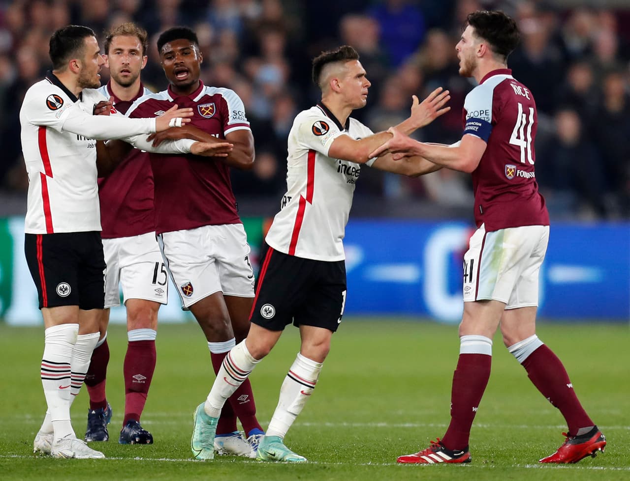 Eintracht Frankfurt ganó la ida de las Semifinales de la UEFA Europa League con triunfo como visitante de 1-2 sobre el West Ham en London Stadium; goles de Knauff y Kamada.