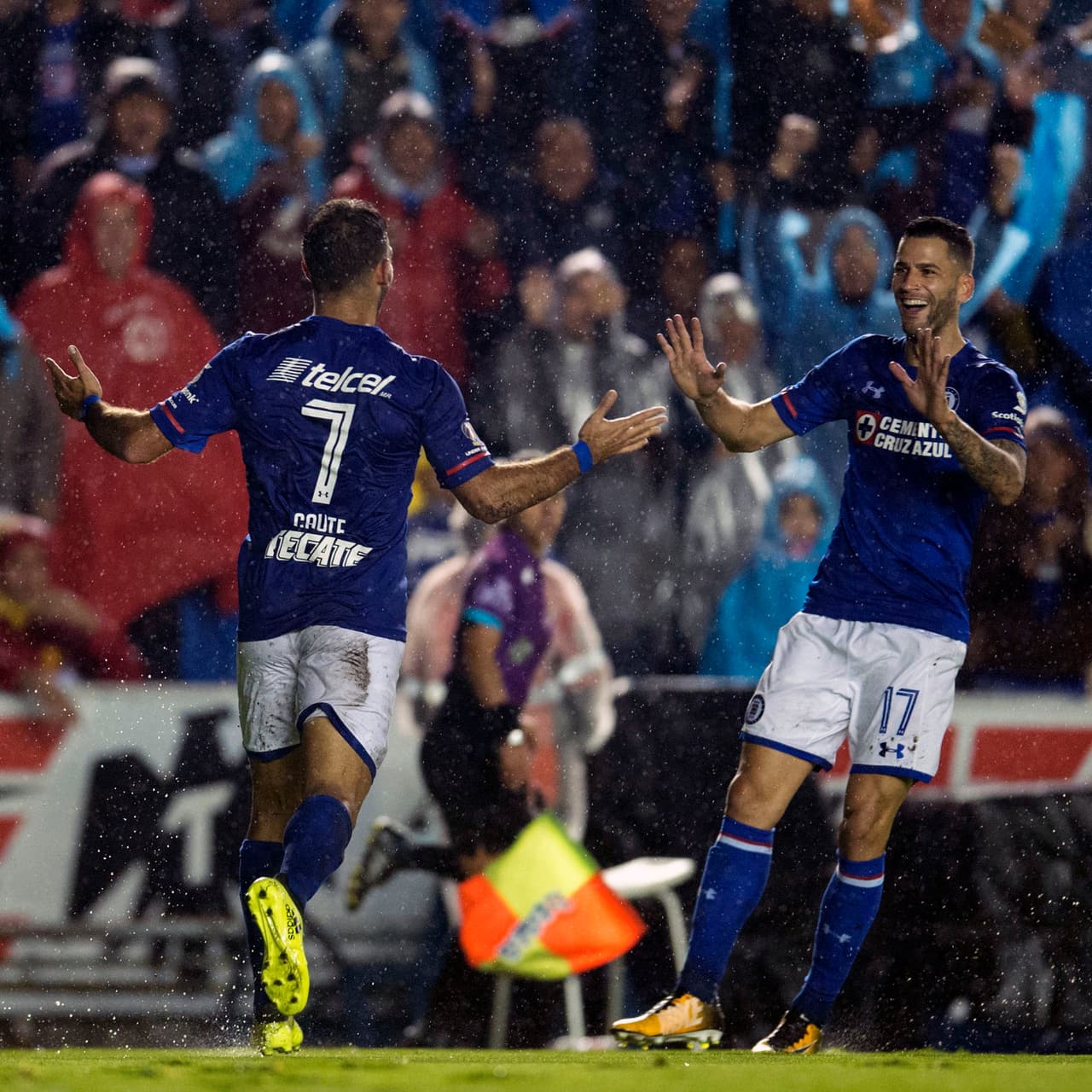Los celestes festejan la remontada en casa, en un partido pasado por lluvia.