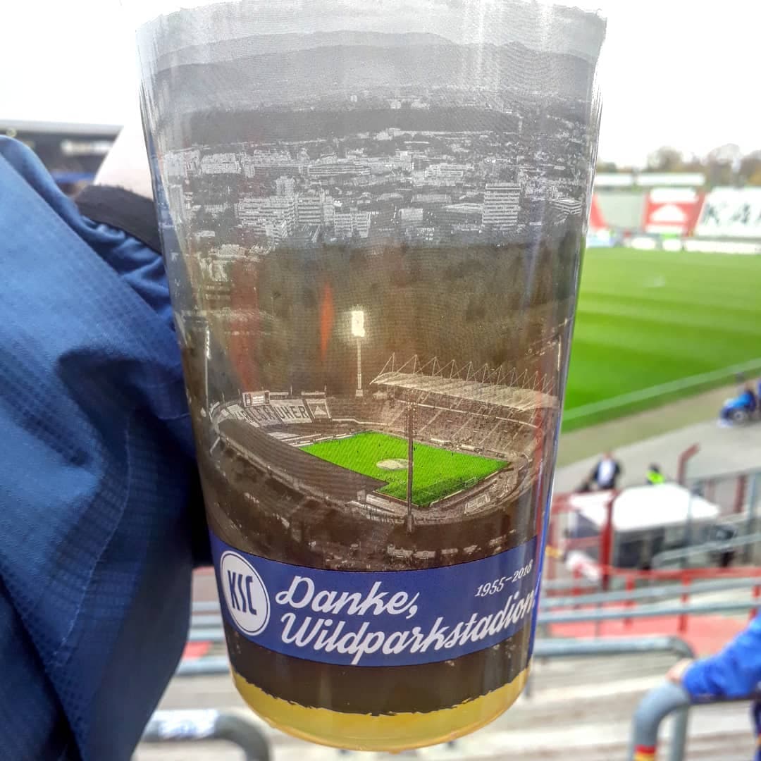 Un vaso de cerveza, como es tradicional en el fútbol alemán, conmemorando y agradeciendo los recuerdos en el Wildparkstadion.