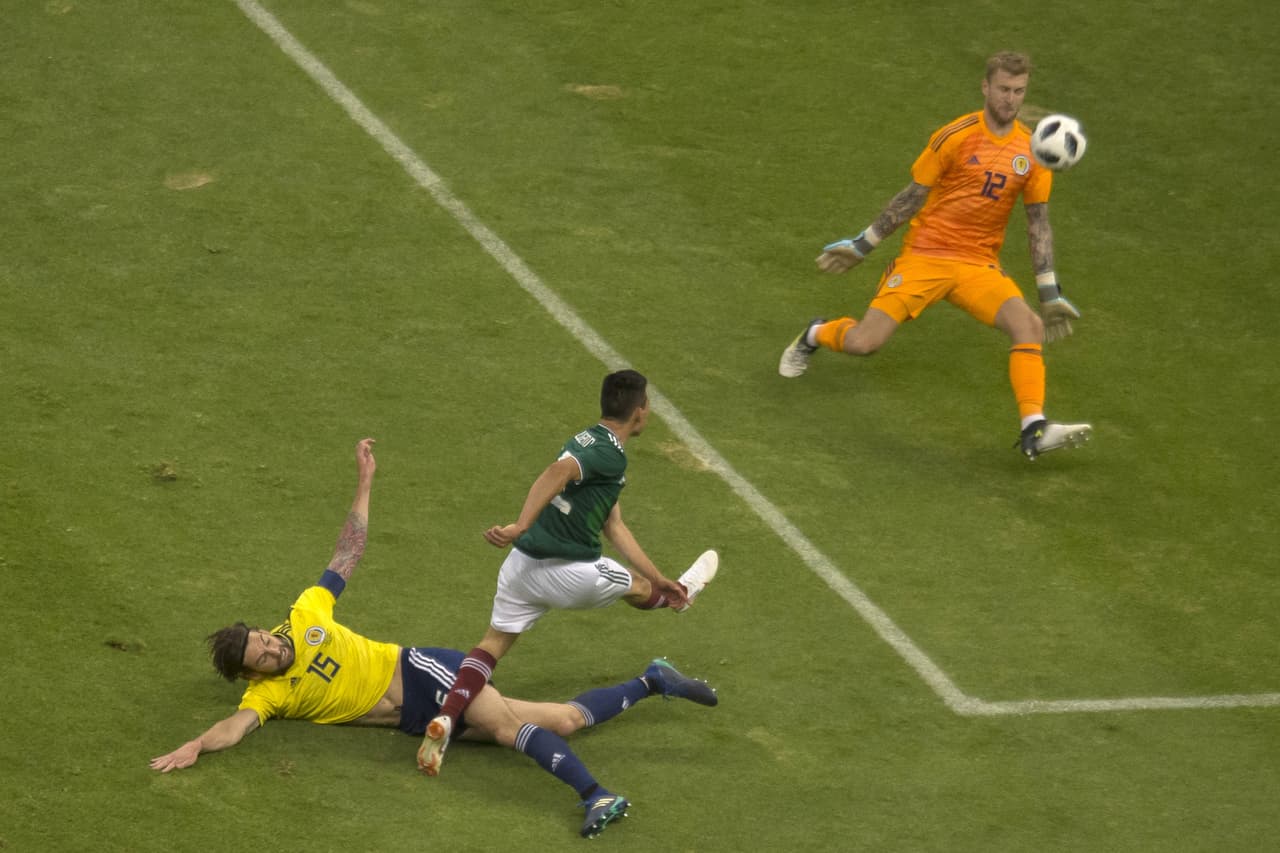 Lozano hizo retumbar el madero con un cañonazo de pierna derecha, la más clara del segundo tiempo, un tiro que no rebasó la línea de gol pero que hizo emocionarse a los que acudieron al Azteca.