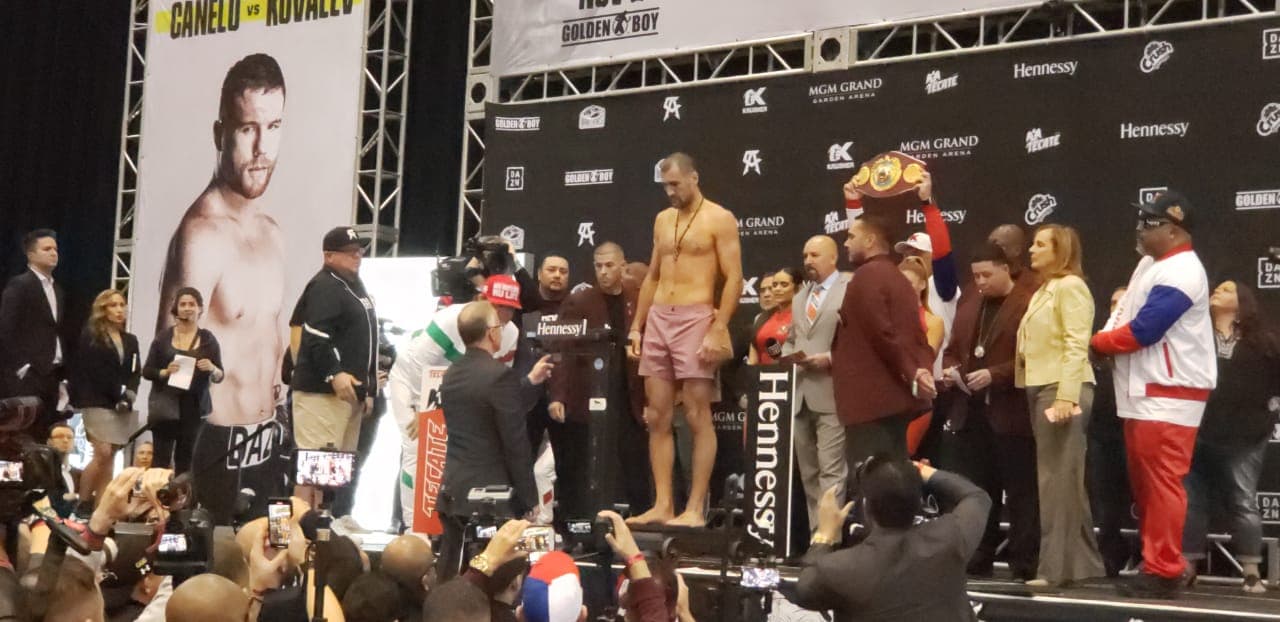 Saúl Álvarez presumió de un físico más trabajado que el ruso Kovalev en la ceremonia de pesaje.