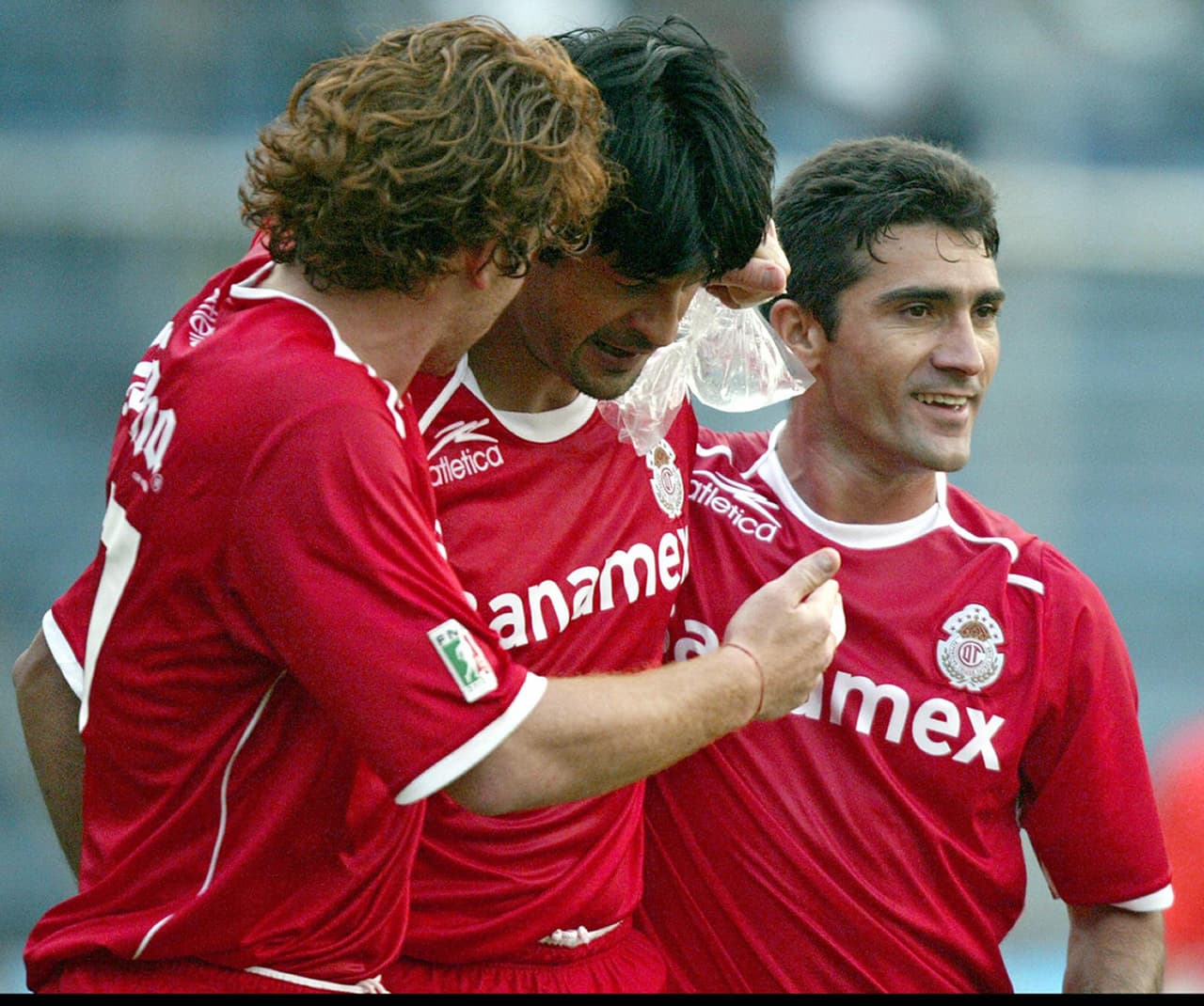 Luego llegó al Monterrey en 1999, equipo en el que anotó siete goles en la Primera División mexicana, presentación que le abrió un puesto en el Toluca.