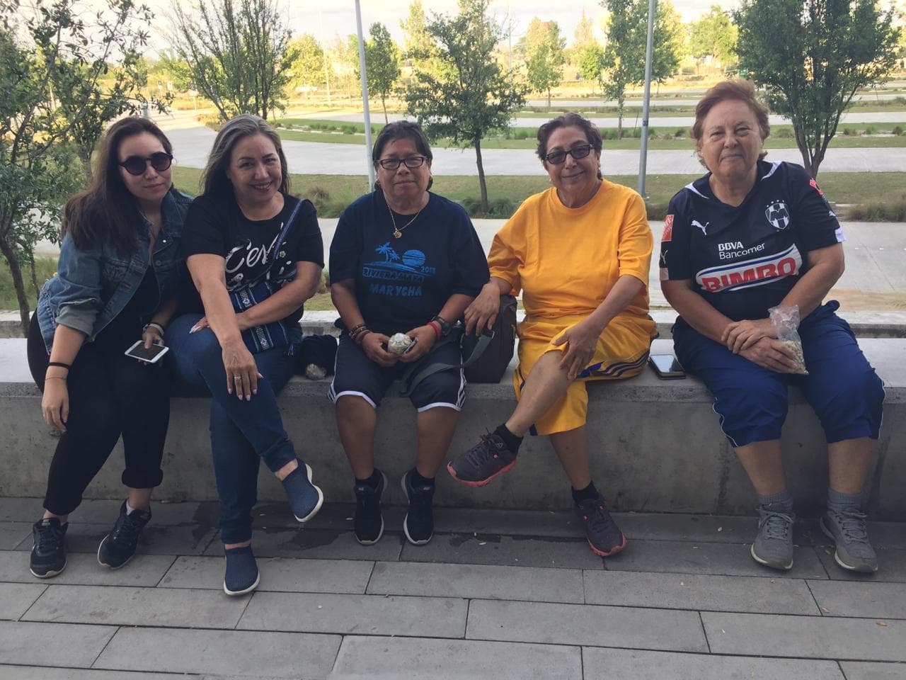 Así se vivió el ambiente dentro y fuera del Estadio BBVA previo al arranque de la Final de la Liga MX en el juego de Vuelta en el que se sabrá si Rayadas o Tigres se coronan en la Liga MX Femenil. Un marco esplendoroso se vivió con dos aficiones muy conectadas.