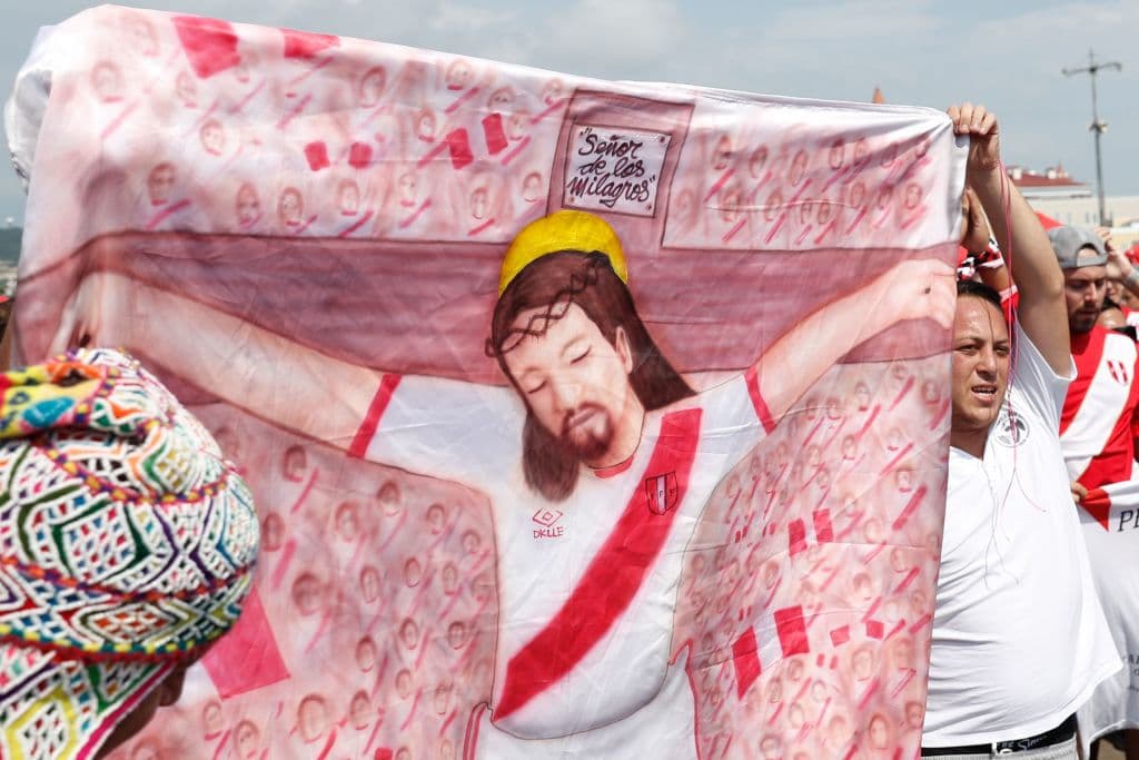 Los hinchas peruanos y australianos viven con emociones distintas su último duelo por el grupo C del Mundial, unos con la nostalgia de la despedida y los otros con la ilusión de aún llegar a octavos.