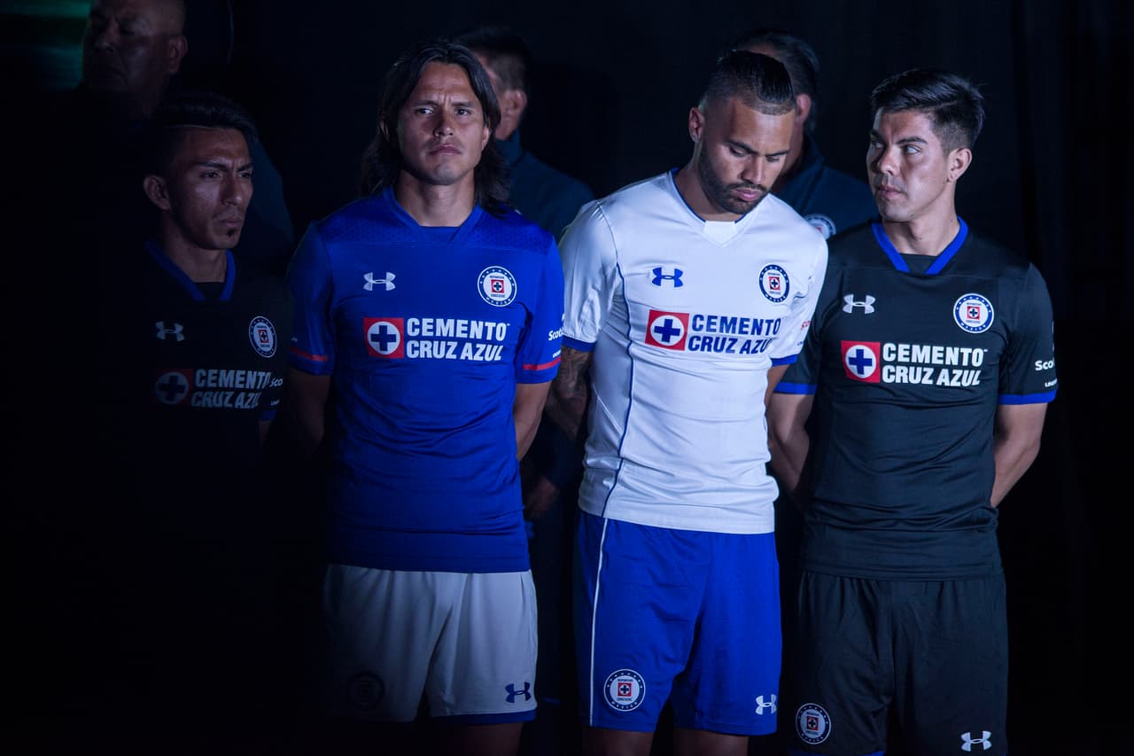 La Máquina vestirá con una playera azul rey intenso con ligeros vivos blancos del patrocinador
<i>Under Armour</i> y la Cementara, así como unas pequeñas franjas rojas en las mangas.