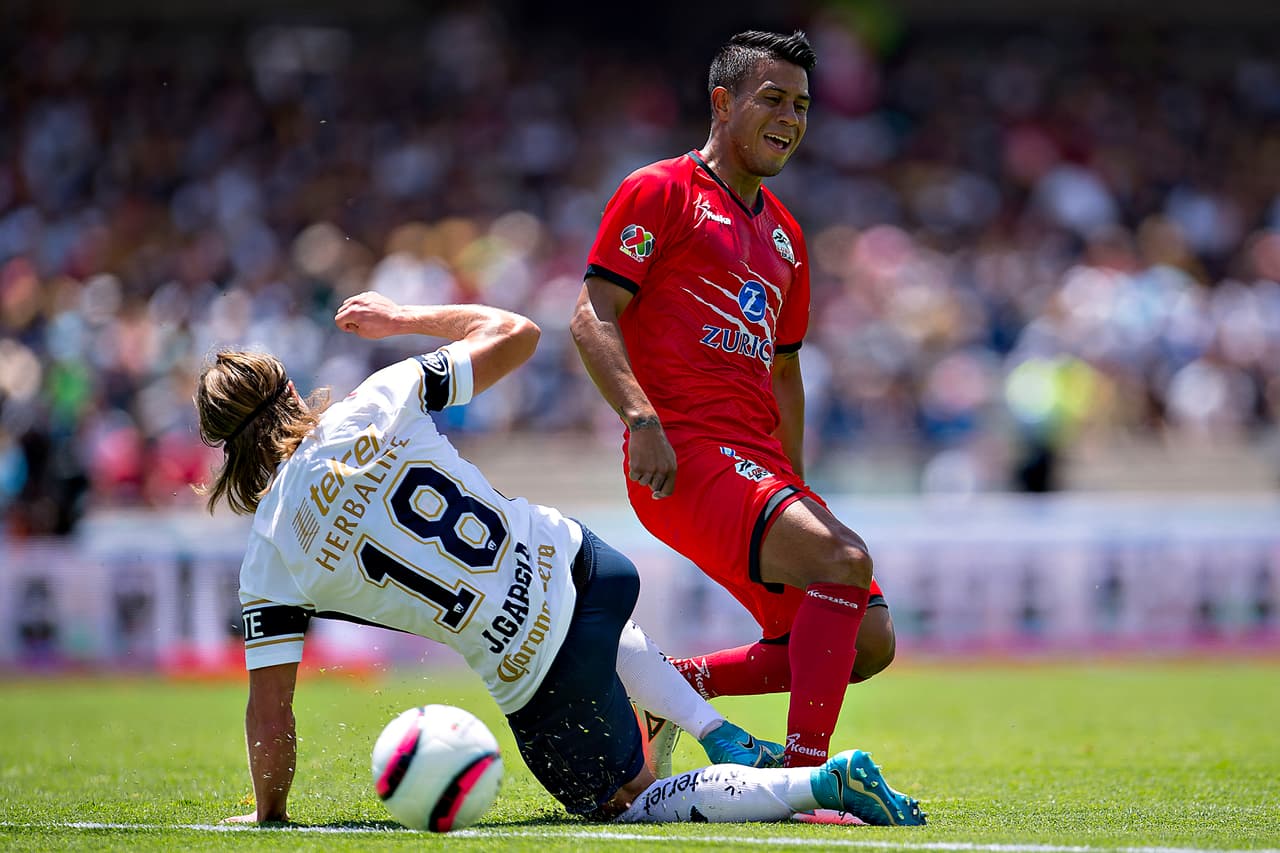 José Antonio García disputando un balón con Juan Carlos Medina.