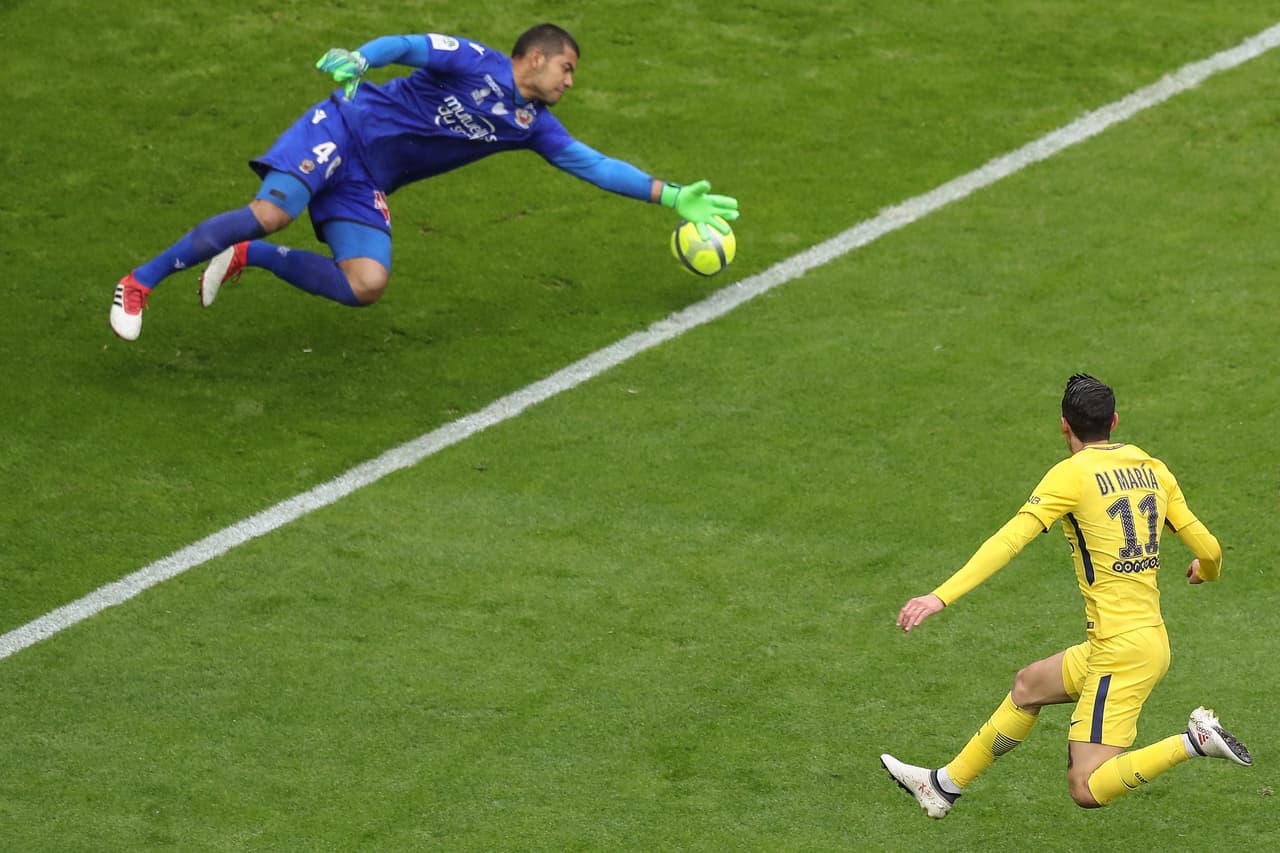 Gran definición del ex Real Madrid para llevar la calma a toda la aficion parisina, ademas de llegar a 18 anotaciones en lo que va de la temporada.