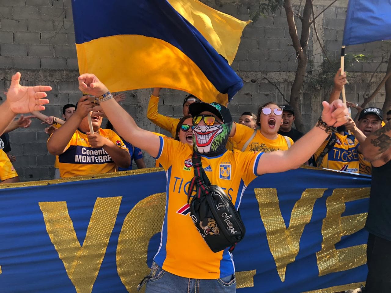 La caravana de fanáticos de Tigres se acerca al 'Volcán' para el juego de vuelta de la Semifinal del Clausura 2019 contra Rayados.