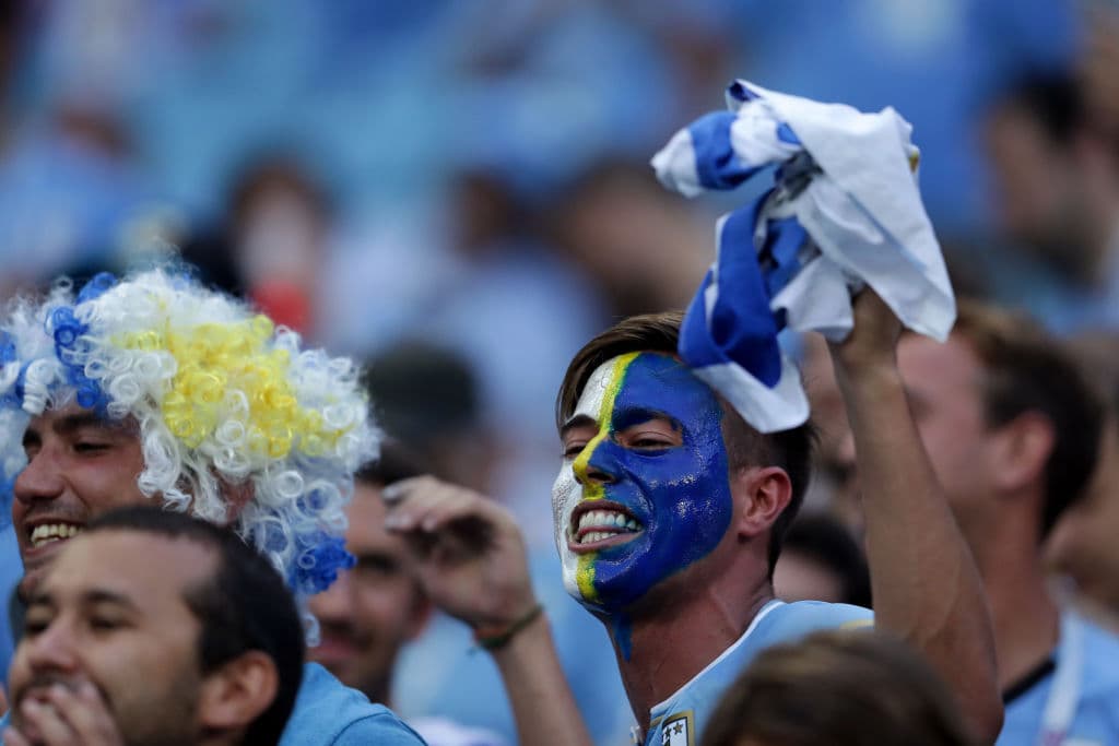 Los seguidores llegaron al Fisht Stadium en Sochi para disfrutar y mostrar su alegría en el partido entre Uruguay y Portugal, el segundo de las llaves de octavos de final del Mundial de Rusia 2018.