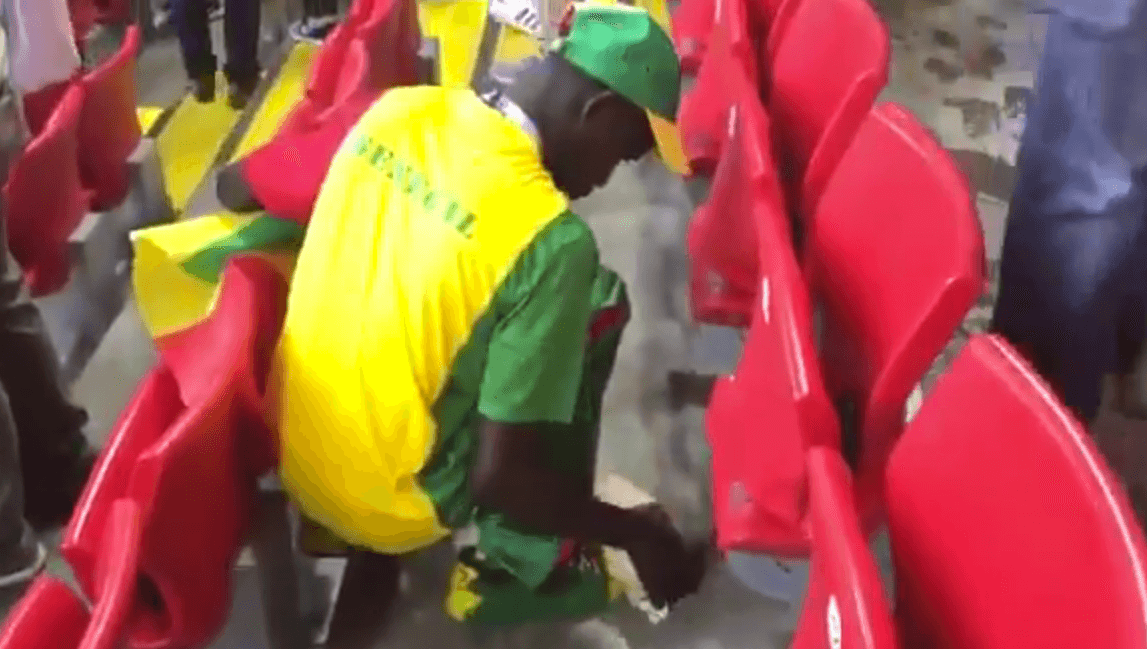 A muchos kilómetros de distancia, los fanáticos de Senegal tambié dieron ejemplo al recoger su basura en el estadio Spartak en Moscú, luego de su triunfo 2-1 contra Polonia.