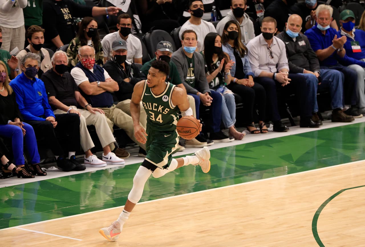 Giannis Antetokounmpo estuvo en plan grande y guió a los Bucks a vencer a Phoenix y anotarse su primer triunfo en las Finales.