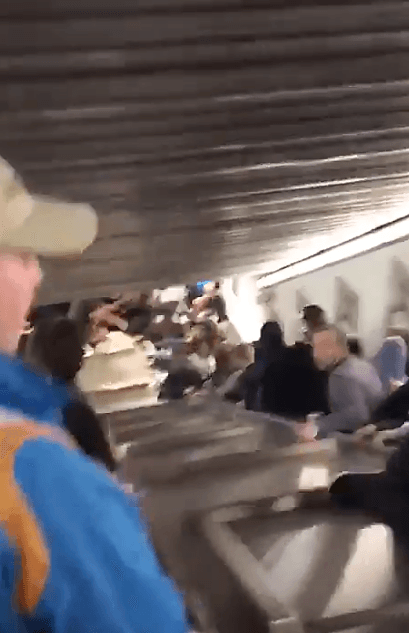 Presa de la desesperación, algunos pasajeros del lado de la escalera dañada volteaban para arriba buscando respuesta en aras de no hacerse daño.