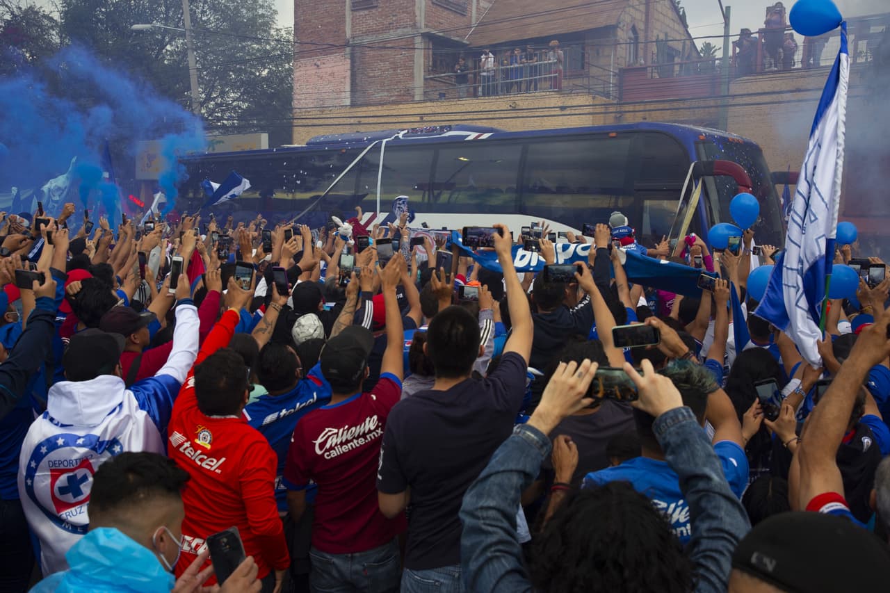 Simplemente espectacular... Miles de fans de la Máquina celeste dieron una histórica bienvenida a su equipo en el Azteca. ¡Qué imágenes!