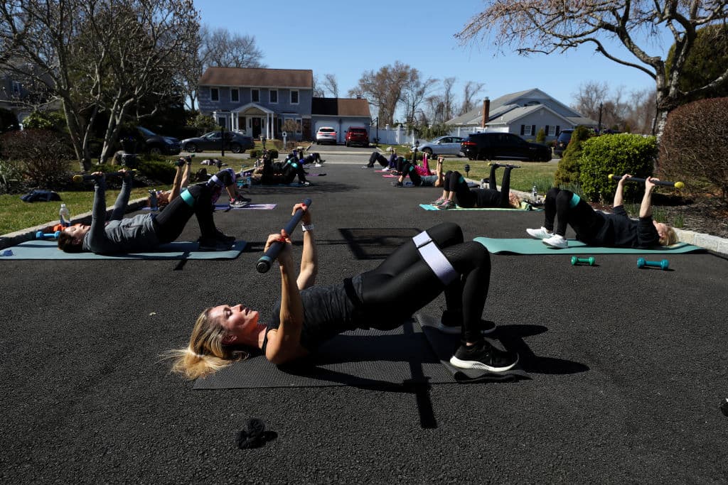 Tras la emergencia del coronavirus, Jamie Benedik organizó clases de fitness a puerta abierta en Long Island. Los asistentes tomaron la sesión conservando una distancia prudente entre ellos.