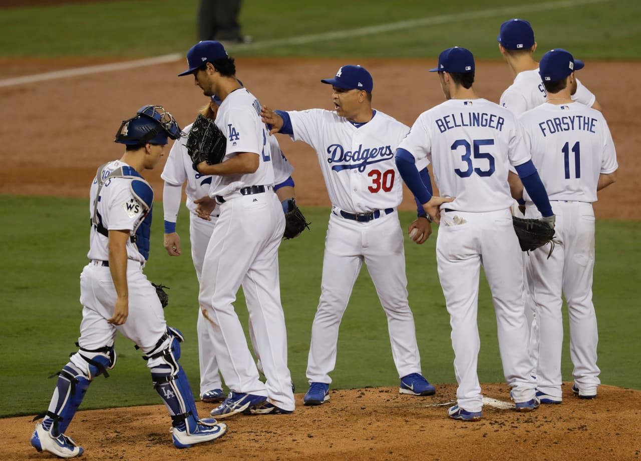 Dave Roberts ingresó a la lomita para retirar a Darvish durante la segunda entrada.
