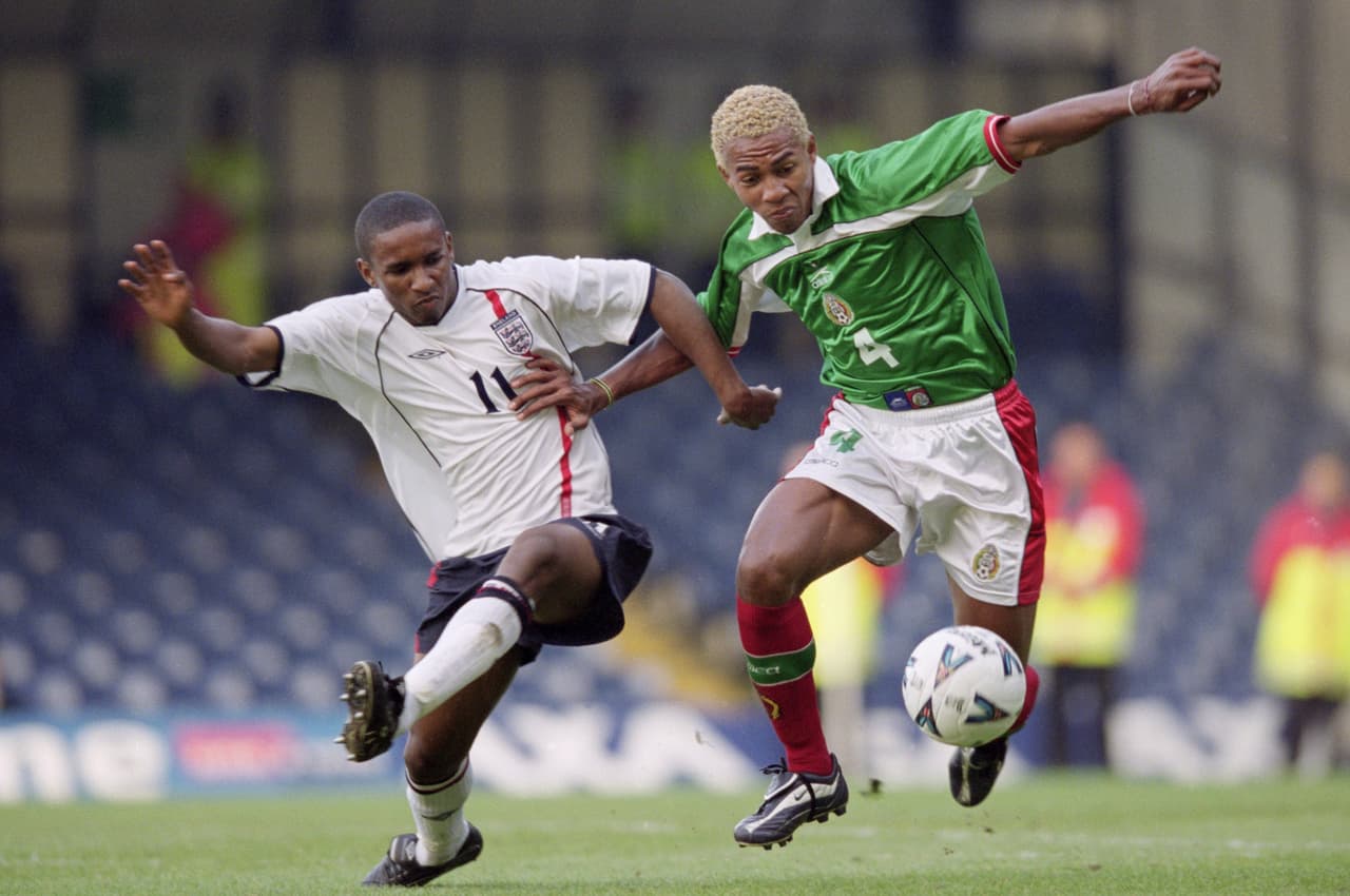 Edoardo Isella fue jugador del Cruz Azul en 2004 y del América de México entre 2007 y 2008, además de ser seleccionado mexicano en un amistoso en el año 2000.