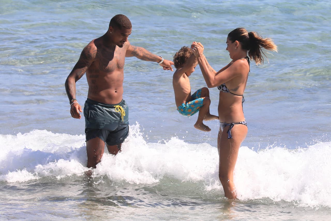 Con Satta tienen un hijo y ella ha expresado su fidelidad al jugador, incluso a su llegada al Sassuolo en Italia cuando advirtió que Cristiano Ronaldo no se comparaba con su esposo.