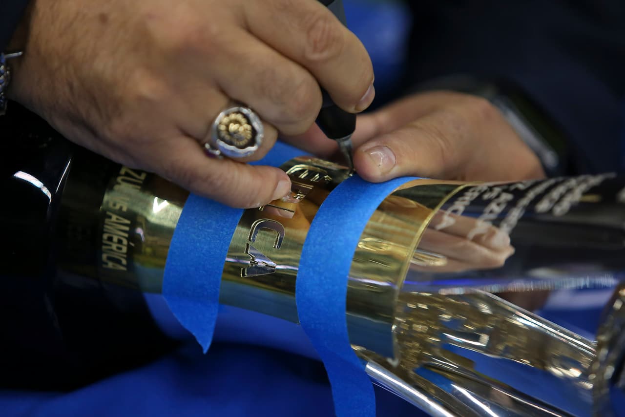La inscripción del nombre del América en el trofeo de la Liga MX, ¡todo listo para la fiesta!