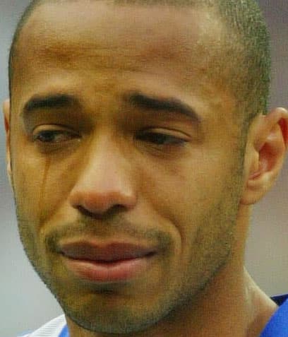 Pese a ganar la copa, no pudo ocultar su tristeza por Foé (quien encima jugaba en el Manchester City cuando él jugaba en el Arsenal).