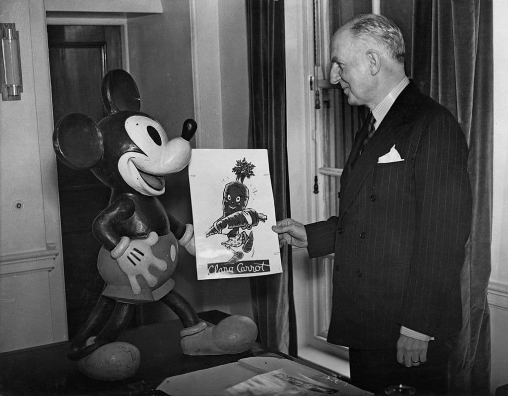 En 1935, la Sociedad de Naciones premió a Disney con una medalla de oro, declarando a Mickey Mouse como "símbolo internacional de buena voluntad".