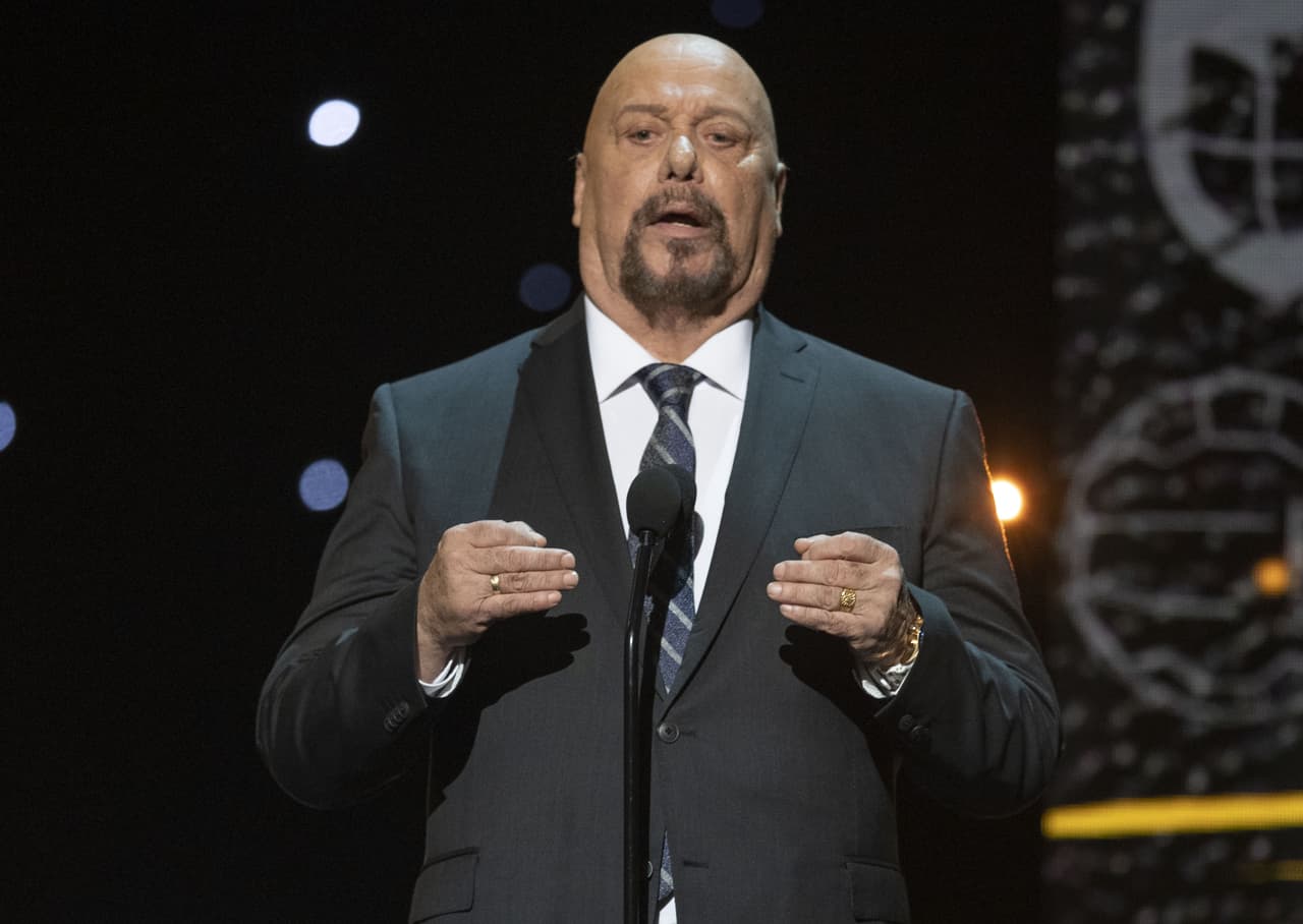 El narrador más reconocido de méxico en los últimos 30 años, Enrique ‘el Perro’ Bermúdez no sólo es famoso por su estilo para relatar los partidos, sino también por sus apodos futboleros y aquí te presentamos algunos de los más famosos.