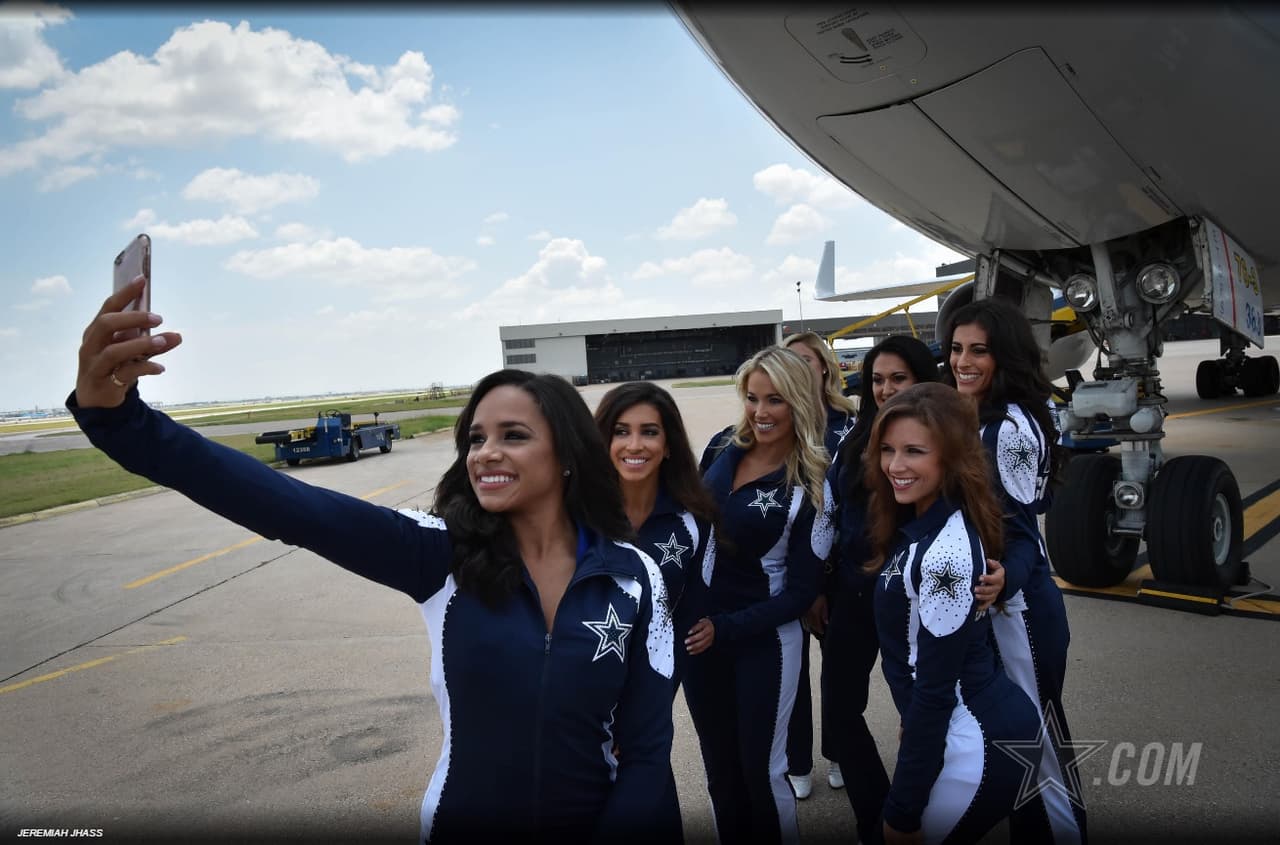 12 porristas de los Dallas Cowboys abrieron el campamento de entrenamiento del equipo en Oxnard, California.