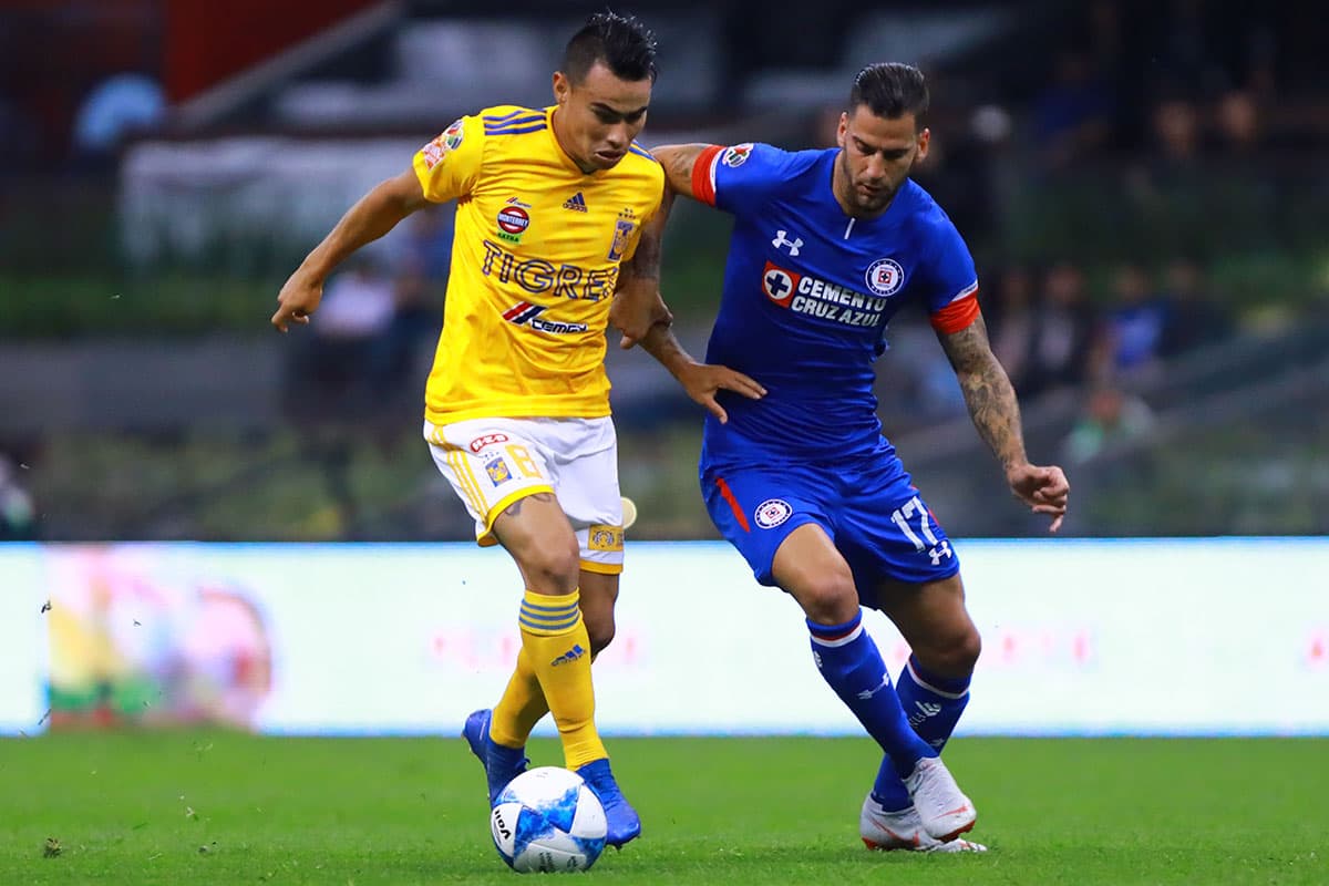 El mediocampista argentino de Tigres, Lucas Zelarayán (izquierda), intentó liderar el ataque de Tigres, aquí contra el mediocampista Edgar Méndez (derecha).
