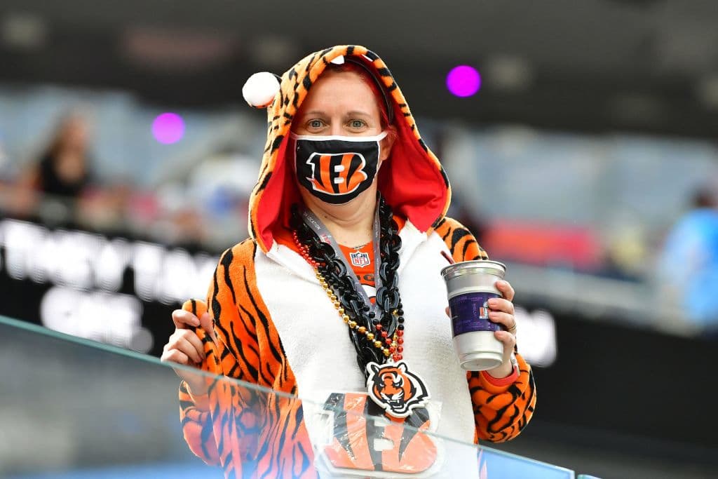 Así viven su pasión los fanáticos que se dan cita en el Estadio SoFi de Los Ángeles, donde se medirá el equipo local contra los Cincinnati Bengals en el Super Bowl LVI de la NFL.