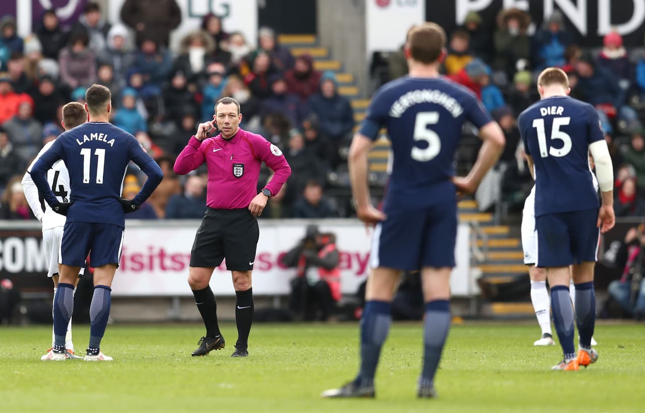 Minutos después, Son puso el 2-0 pero el árbitro Kevin Friend apeló al VAR por un fuera de juego del delantero y al final decidió invalidar la anotación.