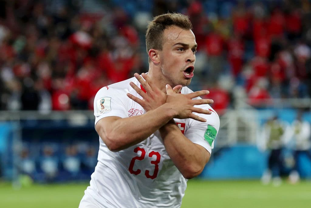 De nuevo, otro festejo de un jugador con origen kosovar, como Shaqiri, marcando un gol de esperanza, un tanto que amplía las posibilidades de los helvéticos para meterse a la segunda fase.