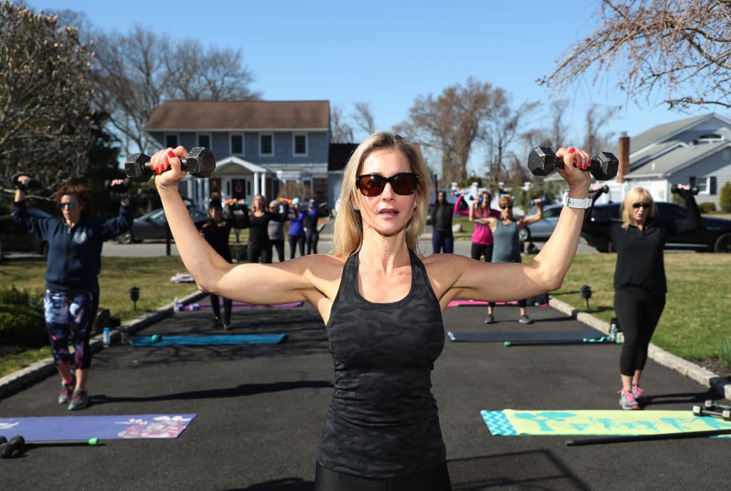 Tras la emergencia del coronavirus, Jamie Benedik organizó clases de fitness a puerta abierta en Long Island. Los asistentes tomaron la sesión conservando una distancia prudente entre ellos.