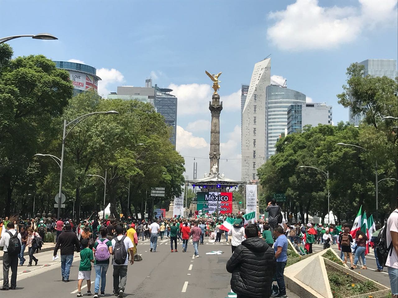 Al fondo, el momumento estaba con un mensaje en la pantalla gigante con la idea de que México llegue a los cuartos de final.
