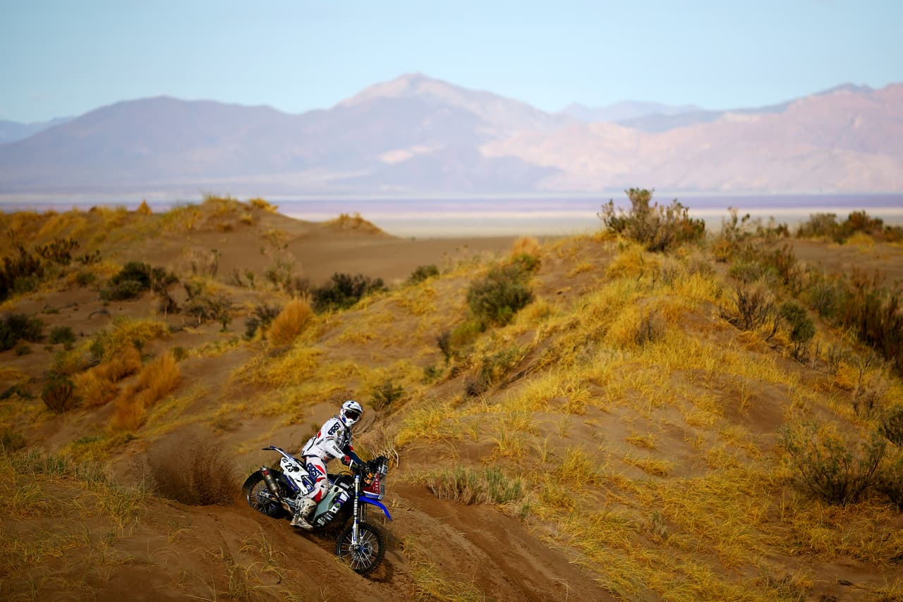 El rally Dakar es la primera gran competencia del año en automovilismo y motociclismo, en recorridos por lugares desérticos en los que los competidores incluso arriesgan su vida. En medio de esa exigencia, la belleza de la naturaleza, multicolor y diversa, adorna la carrera en Suramérica.