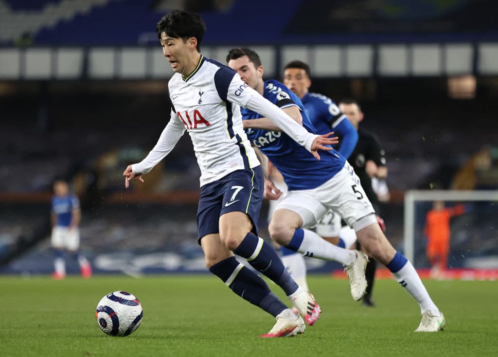 Gylfi Sirgudsson y Harry Kane salen más que encuhafados al terreno de juego y ambos anotan un doblete en el empate 2-2 del Everton y Tottenham de Premier League.
