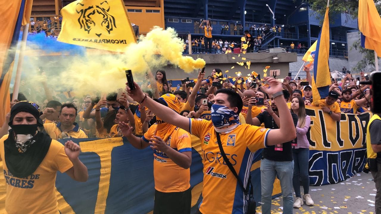 Este es el marco con el que las aficiones de los dos equipos regiomontanos se preparaban para alentar a Tigres y Rayados en el Clásico Regio edición internacional en la Final de la Liga Campeones de la Concacaf.