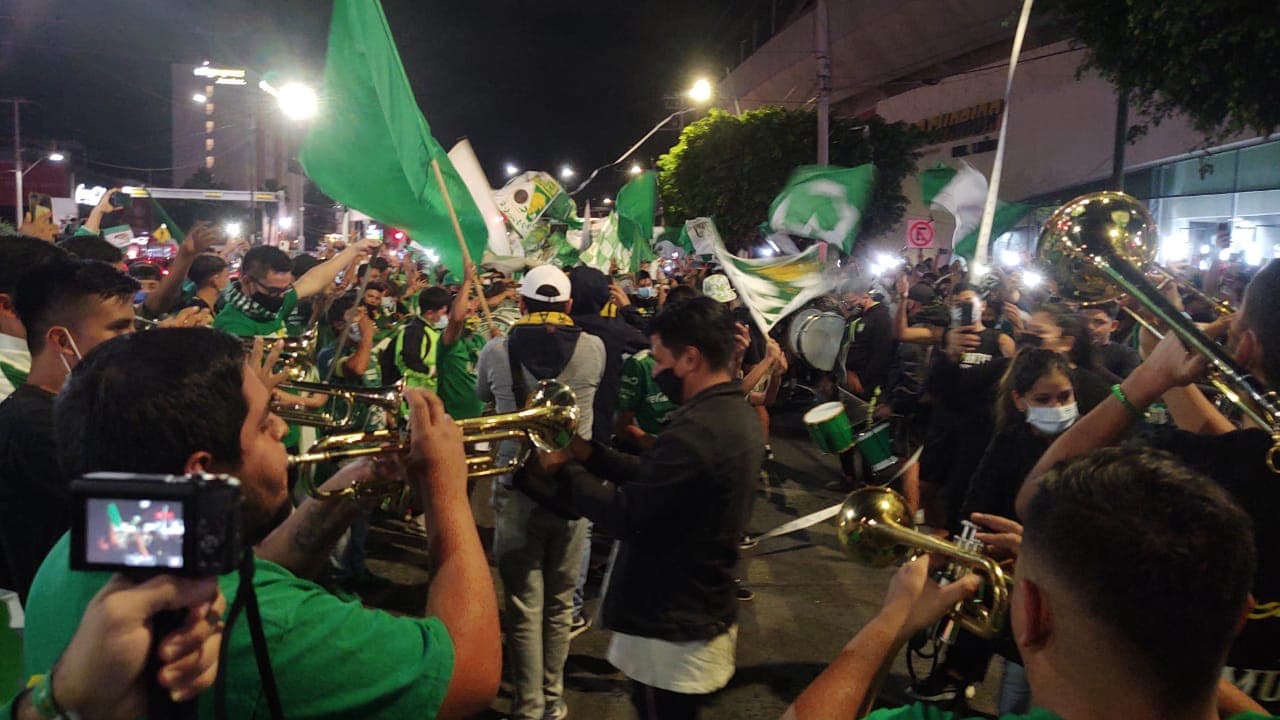 Así se vive la previa de la Semifinal de vuelta León vs Chivas | Los aficionados del conjunto esmeralda dejaron de lado los protocolos sanitarios para apoyar en el Estadio de León.