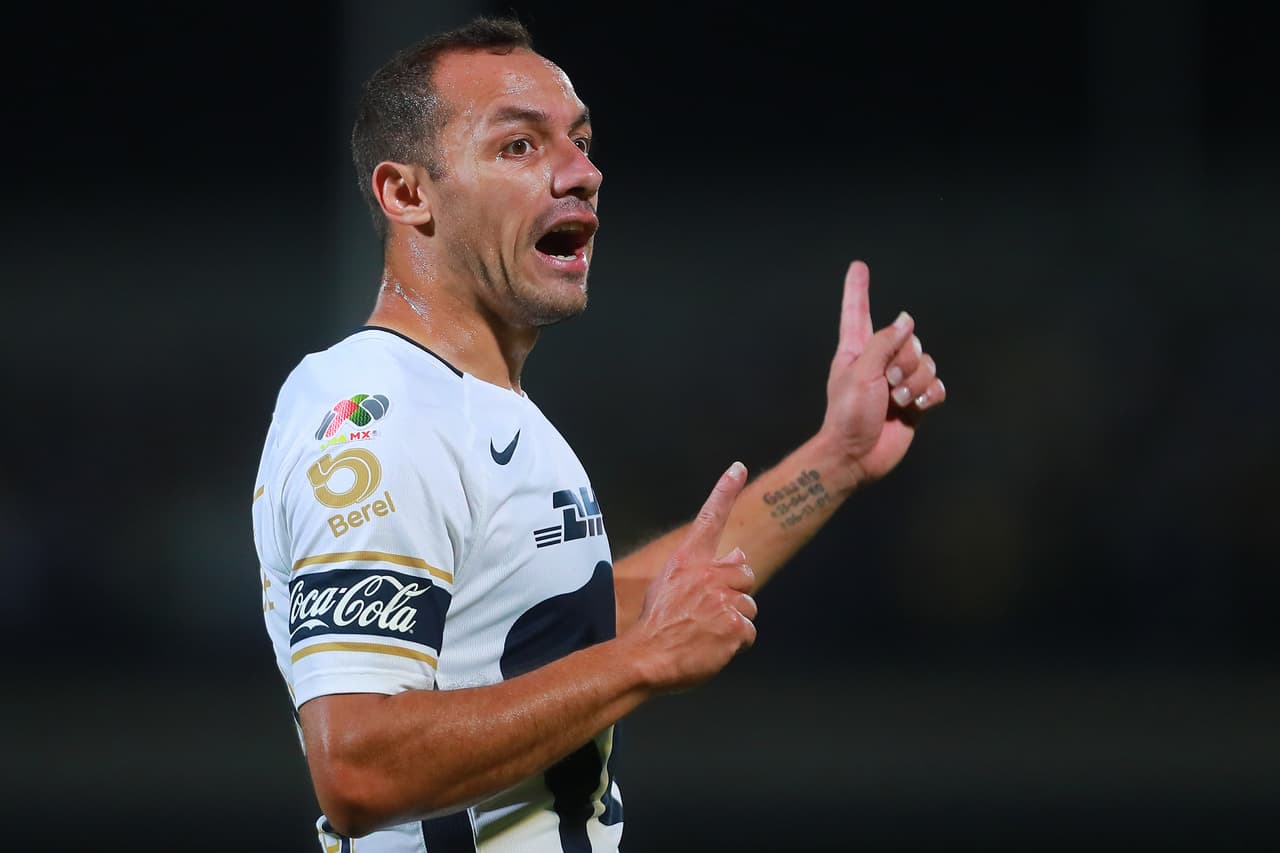 “Les aseguro que no será gratis, mismo dinero que estamos perdiendo o dejando de ganar en estos momentos por no poder salir de nuestras casas, para obtener una pastilla o una inyección que nos va a curar por obra del espíritu santo. Ojo, no hablo de dinero, sí de PODER", piensa el mediocampista.