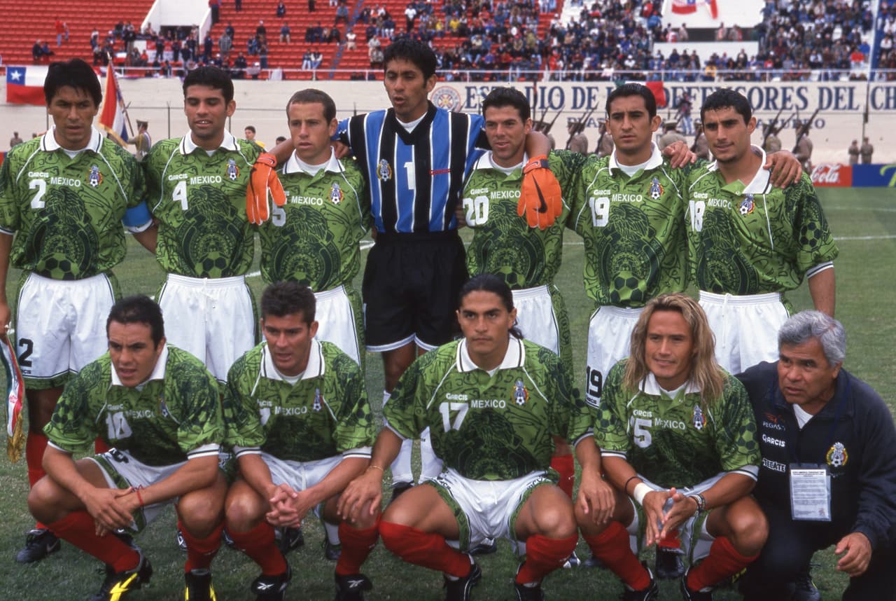 <b>1999. </b>Arriba: Claudio Suárez, Rafael Márquez, Gerardo Torrado, Jorge Campos, Rafael García, Miguel Zepeda, Salvador Carmona. Abajo: Cuauhtémoc Blanco, Ramón Ramírez, Francisco Palencia, Luis Hernández