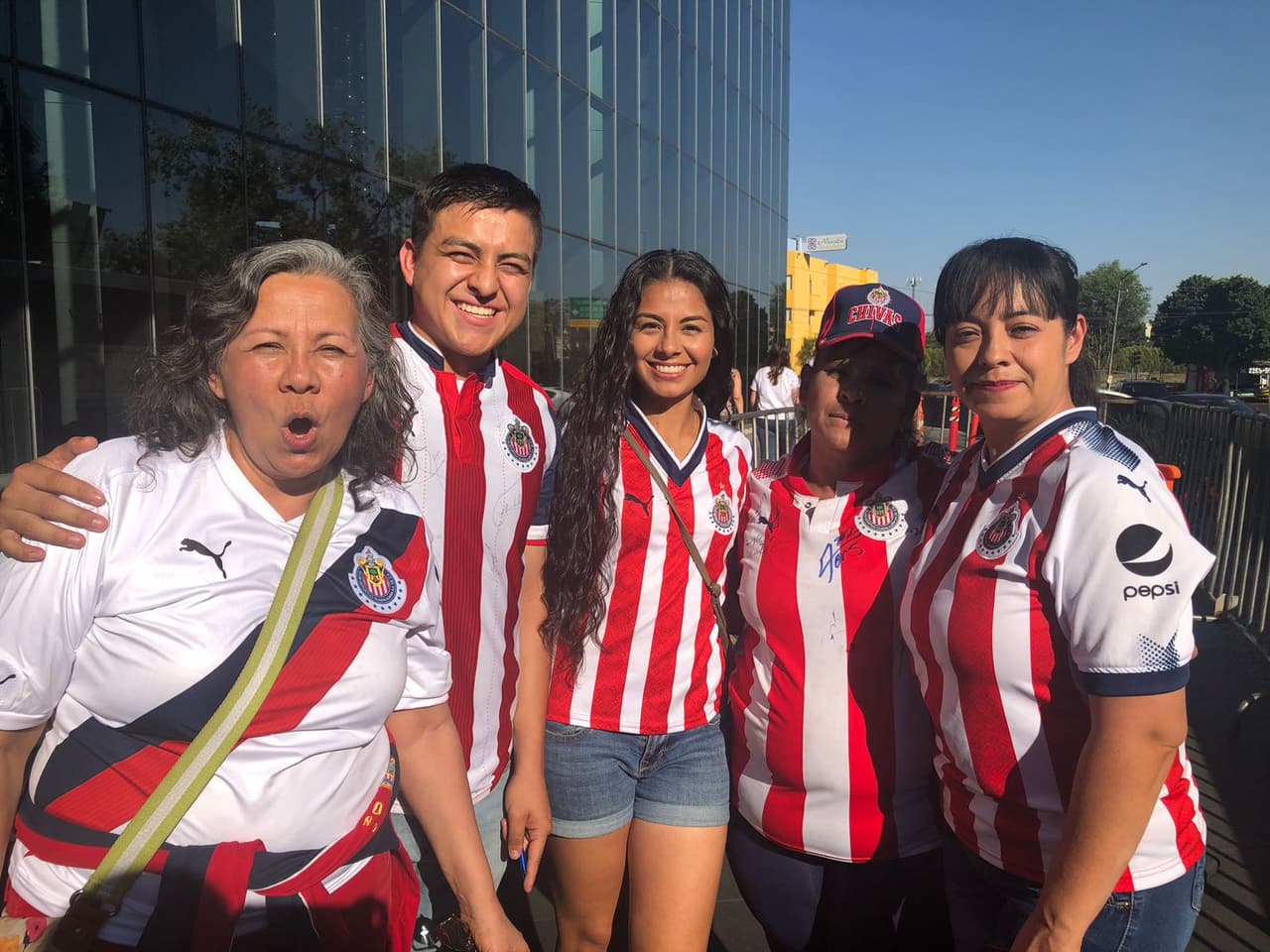 En los alrededores el estadio Akron la alegría y emoción la pusieron los aficionados de las Chivas que entusiasmados por un nuevo título de su equipo llegaron en gran número para ver la final de la Concacaf Liga de Campeones ante Torotno F.C.
