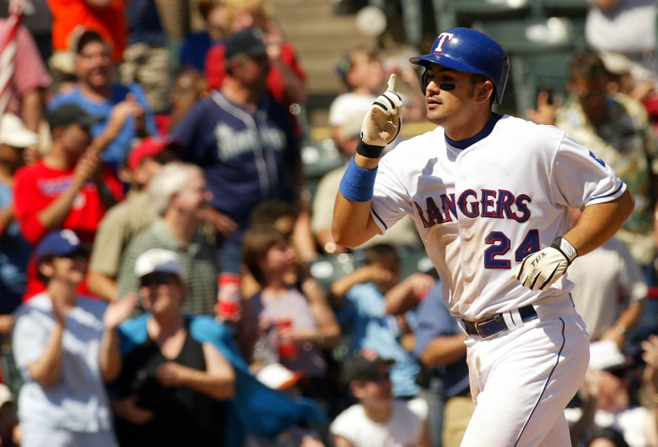 En noviembre de 2003, González pasó a los Rangers a cambio de Ugueth Urbina. El debut del mexicano en las Grandes Ligas se dio el 18 de abril de 2004 con el equipo de Texas.