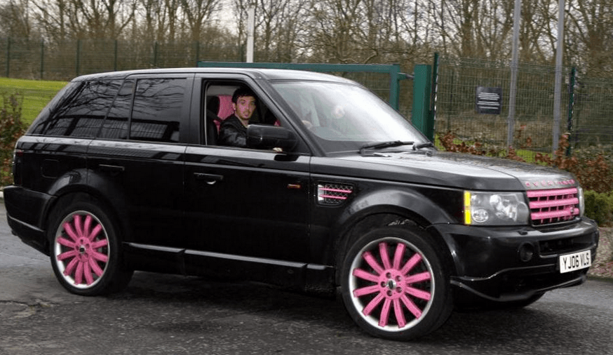 El jugador del Stoke City Stephen Ireland rompió paradigmas con el estilo de su Range Rover, con varios tonos rosa en rines y demás.
